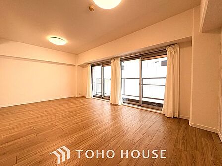 【居心地の良い我が家】一日の中で多くの時間を過すことになるリビングダイニングだからこそ、いつも穏やかな空間であることが必然。爽やかな通風と採光を存分に感じる事が出来る空間です。