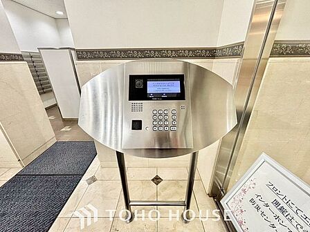 【お家へ帰ろう】ここに住まわれる人にだけに許された専用のエントランス。我が家に帰ってきた安心感を与えてくれる最初のプライベート空間です。
