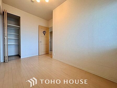 【子供の成長に合わせて】お子様の成長と共に「住まい方」も変化していきます。居室にはクローゼットを完備し、自由度の高い家具の配置が叶うシンプルな空間です。