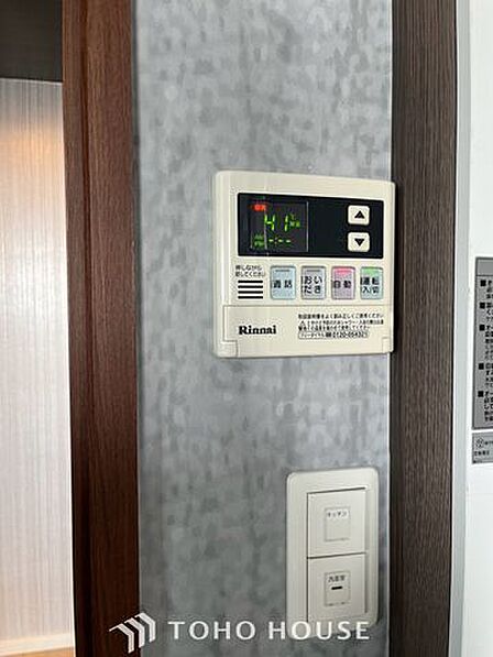 【オートバス】スイッチひとつで湯張りや追い炊きができるオートバス機能付き給湯システム。家事負担の軽減もさることながら、こまめな追い炊きはトータルでの節水&省エネにも繋がるエコで便利な機能です。