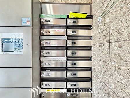【鍵付きセーフティポスト】ダイヤル錠(またはシリンダー錠)完備で、大切な郵便物もしっかりガード。プライバシーに配慮された設計で外出中も安心です。機能性とセキュリティを兼ね備えた、住まいの窓口です。