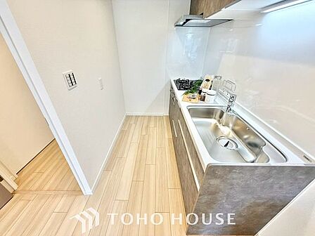 【美味しいゴハン】大型の冷蔵庫やレンジボードもしっかり置ける広々としたキッチンスペースが大事。ゆとりある空間で作業ができるとお料理の腕も日に日に上がりそうな気がしてきます。