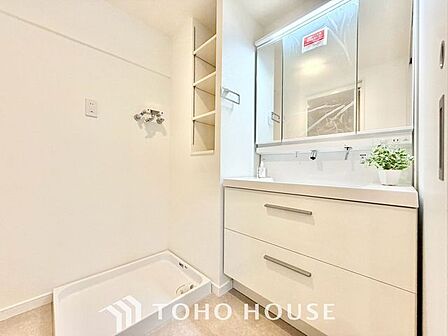 【身支度ばっちり】十分な大きさの洗面台は収納もさる事ながら、身だしなみチェックや歯磨きなど、朝の慌ただしい時間でもゆとりあるスペースで余裕を感じて頂けます。