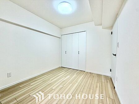 【それぞれのお部屋】各居室にはクローゼットを完備し、家具の配置にも困らない設計がされています。採光と通風のバランスがほどよく絶妙です。