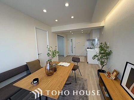 【楽しい我が家が一番】明るく開放的な空間が広がるリビングダイニング。室内には豊かな陽光が注ぎ込み、爽やかな住空間を演出。ホームパーティーでもゲストと一緒に料理を楽しみながら楽しい時間を過ごせそう。