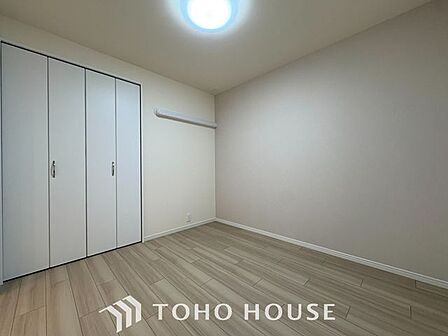 【子供の成長に合わせて】お子様の成長と共に「住まい方」も変化していきます。居室にはクローゼットを完備し、自由度の高い家具の配置が叶うシンプルな空間です。