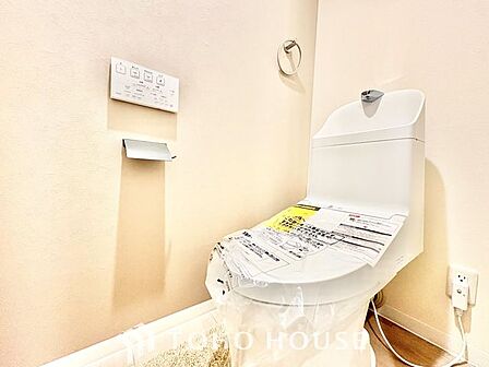 【快適仕様の空間】ホワイトで統一された清潔感ある空間。スペースの節約ができ、ゆったりとした空間が確保できています。便利な収納棚も設置した、使いやすさを重視する造りになっております。