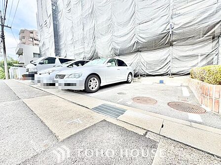 【愛車と過ごす、ゆとりある毎日を】敷地内に専用駐車スペースを確保。月極駐車場を探す手間や雨の日の移動ストレスから解放されます。出し入れしやすい空間が、あなたのアクティブなカーライフを足元から支えます。