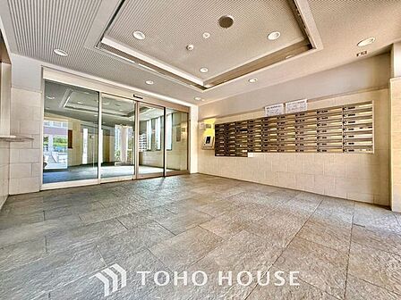 【マンションの第一印象】ホテルエントランスのような凛とした空間です。セキュリティーに守られている館内は静寂です。デザイナーの質感への拘りと四季折々の変化を感じられ管理体制の良さが窺えます。