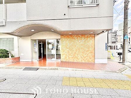 【お家へ帰ろう】ここに住まわれる人にだけに許された専用のエントランス。我が家に帰ってきた安心感を与えてくれる最初のプライベート空間です。