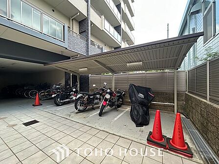 【バイク置き場】マンション敷地内に、大切なバイクを安心して停められる専用スペースを確保。月極駐車場を探す手間なく、乗りたい時にすぐ出かけられるフットワークの軽さと、防犯面の安心感を両立します。