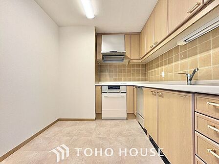 【家事をたのしむ】独立型キッチンには自分の使い勝手のいい空間を造り出せるというメリットがあります。小さな自分専用のお部屋のようにデザインするのもいいですね。