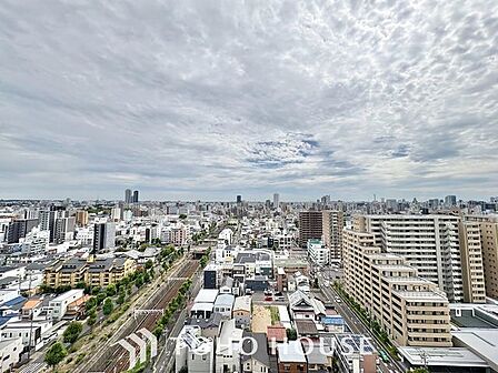 【四季を感じながら】手を伸ばせば触れることが出来そうな風景が、そのままインテリアになったような印象です。その豊かな眺望にふさわしい空間は、通風・採光も優れ、心地よい光と風が溢れます。