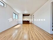 【楽しい我が家が一番】明るく開放的な空間が広がるリビングダイニング。室内には豊かな陽光が注ぎ込み、爽やかな住空間を演出。ホームパーティーでもゲストと一緒に料理を楽しみながら楽しい時間を過ごせそう。