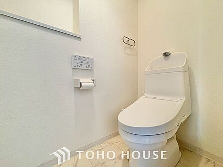【快適仕様の空間】ホワイトで統一された清潔感ある空間。スペースの節約ができ、ゆったりとした空間が確保できています。便利な収納棚も設置した、使いやすさを重視する造りになっております。