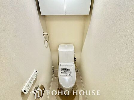 【快適仕様の空間】ホワイトで統一された清潔感ある空間。スペースの節約ができ、ゆったりとした空間が確保できています。便利な収納棚も設置した、使いやすさを重視する造りになっております。