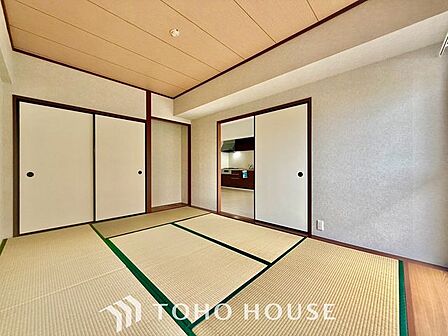 【古き良き日本文化】和室があることで落ち着きと癒しの空間が生まれます。来客時の客室としても利用できますし、お子様のプレイルームやお昼寝に最適なお部屋です。