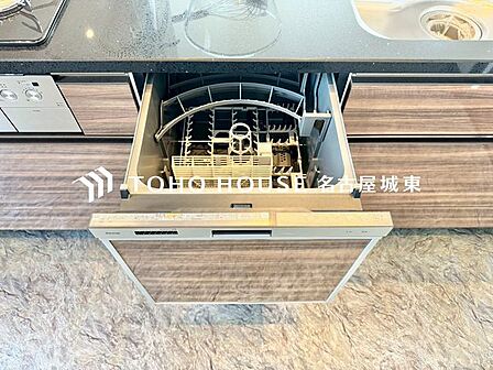 【ビルトインタイプ食器洗乾燥機】食器洗いの手間&時間が軽減できるアイテム。高温水や高圧水流を使うことにより効率よく食器洗浄できます。殺菌効果も高いので哺乳瓶などを使う家庭でも大変便利です。