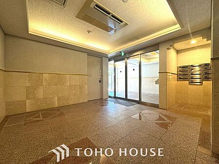【ゲストを迎える、気品のあるアプローチ】重厚感溢れるエントランスは、マンションの一つの特徴でもあります。セキュリティーに守られている館内は静寂な中が保たれており、管理が行き届いている印象を受けました。