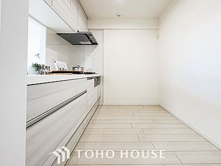 【美味しいゴハン】大型の冷蔵庫やレンジボードもしっかり置ける広々としたキッチンスペースが大事。ゆとりある空間で作業ができるとお料理の腕も日に日に上がりそうな気がしてきます。