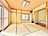 和室：【寛ぎの和空間】客間としての使い方は勿論、赤ちゃんや小さなお子様を遊ばせるスペースとしても重宝する和室は、多種多様な使い方が出来るので未だ廃れることのない日本の文化でうす。