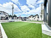 【まちどおしい休日】入居後しばらくは庭いじりやガーデニングに勤しむ事になるかもしれません。『どんなお庭に仕上げるか？』新生活に付きまとう楽しい悩みのひとつ。ウッドデッキの新設等もご相談下さい。