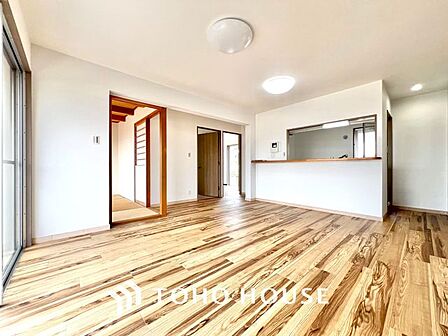 【居心地の良い我が家】一日の中で多くの時間を過すことになるリビングダイニングだからこそ、いつも穏やかな空間であることが必然。爽やかな通風と採光を存分に感じる事が出来る空間です。