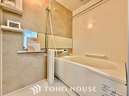 【癒しのバスタイム】一日の疲れを癒すための浴室はゆとりあるサイズを採用。保温機能付き、汚れをはじく有機ガラス系の新素材を採用した浴室。美しく機能的な設備を採用しています。
