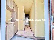 【ただいま！おかえり！】清潔感溢れる玄関がお出迎えする本邸宅の物語は、ここからは始まる日常を期待させます。おでかけの時も帰った時も、「我が家」を最初に感じてもらえる素敵な空間に。
