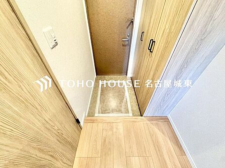 【ただいま!おかえり!】清潔感溢れる玄関がお出迎えする本邸宅の物語は、ここからは始まる日常を期待させます。おでかけの時も帰った時も、「我が家」を最初に感じてもらえる素敵な空間に。