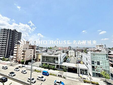 【四季を感じながら】手を伸ばせば触れることが出来そうな風景が、そのままインテリアになったような印象です。その豊かな眺望にふさわしい空間は、通風・採光も優れ、心地よい光と風が溢れます。