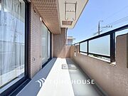 【やわらかい街の風】頬をなでる優しい風を感じることが出来るバルコニー。つい深呼吸をしたくなる気持ちの良い眺望はこのお部屋の自慢です。洗濯物を干すスペースとしても十分な広さがあります。
