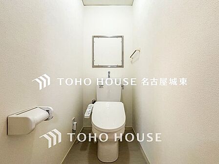 【ピカピカ♪新品】トイレ関係の設備も一新されています。もちろん温水洗浄機能付き便座です。気になる水周り関係が新しくなっていると、気持ちよく新生活が始められますね。
