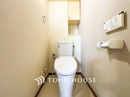 【重要な設備です】トイレは快適な温水洗浄便座付です。手洗い一体型のトイレ設備はスペースの節約ができ、ゆったりとした空間が確保できます。節水も期待できますね。