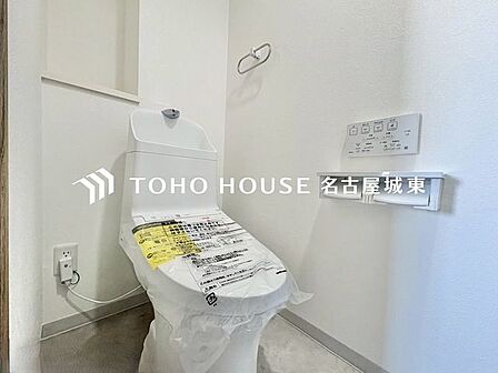 【快適仕様の空間】ホワイトで統一された清潔感ある空間。スペースの節約ができ、ゆったりとした空間が確保できています。便利な収納棚も設置した、使いやすさを重視する造りになっております。