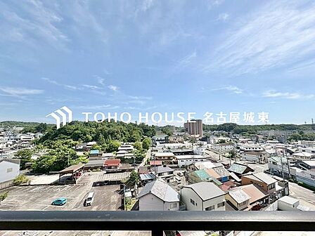 【四季を感じながら】手を伸ばせば触れることが出来そうな風景が、そのままインテリアになったような印象です。その豊かな眺望にふさわしい空間は、通風・採光も優れ、心地よい光と風が溢れます。
