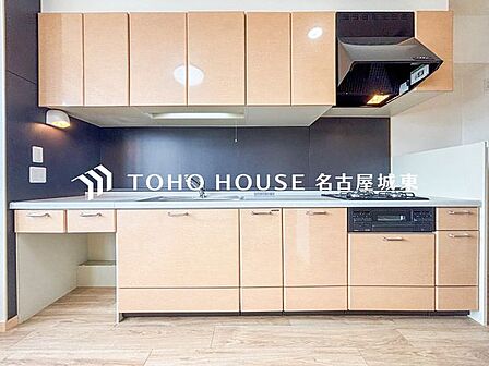 【おいしいゴハンを】『美しく&使いやすい』。奥様想いのキッチン空間。優しい温もりを醸し出すキッチンは料理の為の配慮を散りばめられた仕様です。