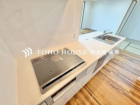 【夫婦でなかよく】作業スペースを多くとった対面キッチン。ふたり並んでキッチンに立っても調理がしやすくゆとりある広さ。食器類もすっきりと片付く収納力が期待できます。家事をしながら会話も弾みます。