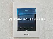 【モニター付きインターホン】今や当たり前の設備ですが、お子様の留守番時にも重宝する必須防犯アイテムです。留守中に誰が訪ねてきたのかも確認できますし、在宅中も「見える安心」がそこにあります。