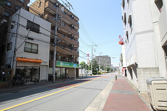 建物前の道路