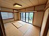 和室：お庭を眺めながらゆったりと過ごせる、心安らぐ和室です。