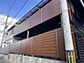 外観：デザイン性の高いウッド調フェンスを採用。道路からの視線を遮り、ご家族のプライベート空間を確保。防犯面にも配慮された安心の住環境です。