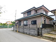 【外観】第一種低層住居専用地域内に佇む４LDKの住まい。分譲地内は舗装道路で通行しやすいのも魅力です。徒歩圏内に幼稚園、小学校、中学校、公園、買い物施設があり生活利便性◎