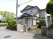 【外観】整然とした街並みが広がる閑静な住宅街。前面道路にもゆとりがあり、陽当たりの良い落ち着いた住環境が保たれています。