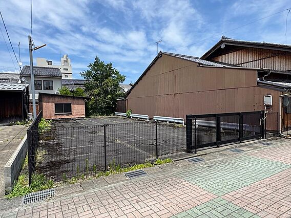 この駐車場の土...