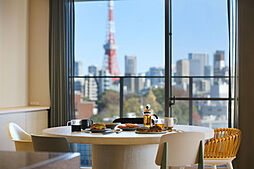 バルコニー越しに東京タワーが間近に見える見晴らしのいい部屋です。
