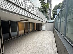 リビングから続く３５．７６m2（約１０．８１坪）の専用テラス（上層階の２倍の広さ）