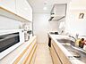 キッチン：みなとみらいの花火を望める南向きの3LDK！新子安駅徒歩3分の立地も魅力！お引渡しまでに弊社費用負担でのクリーニングをサービス致します！屋上からもみなとみらいの花火を望めます！屋上ドッグラン付♪