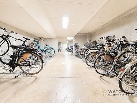 ▼南西・東南の角部屋につき圧迫感が少なく通風環境も良好!▼約55m2の広々としたタイル貼のテラス付です♪▼全室6帖以上、別途17.4帖のリビングお隣にはコンサバトリー付です!▼7帖の主寝室にはWIC…