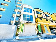 建物面積136．68m2と広々、ルーフバルコニー付きの鉄骨造4階建ビルです！ビルドイン車庫利用可能、前面道路広々、小運搬エレベーター付き♪
